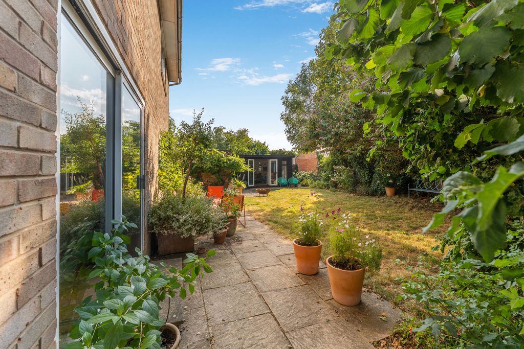 Gauntlets Close Bloxham